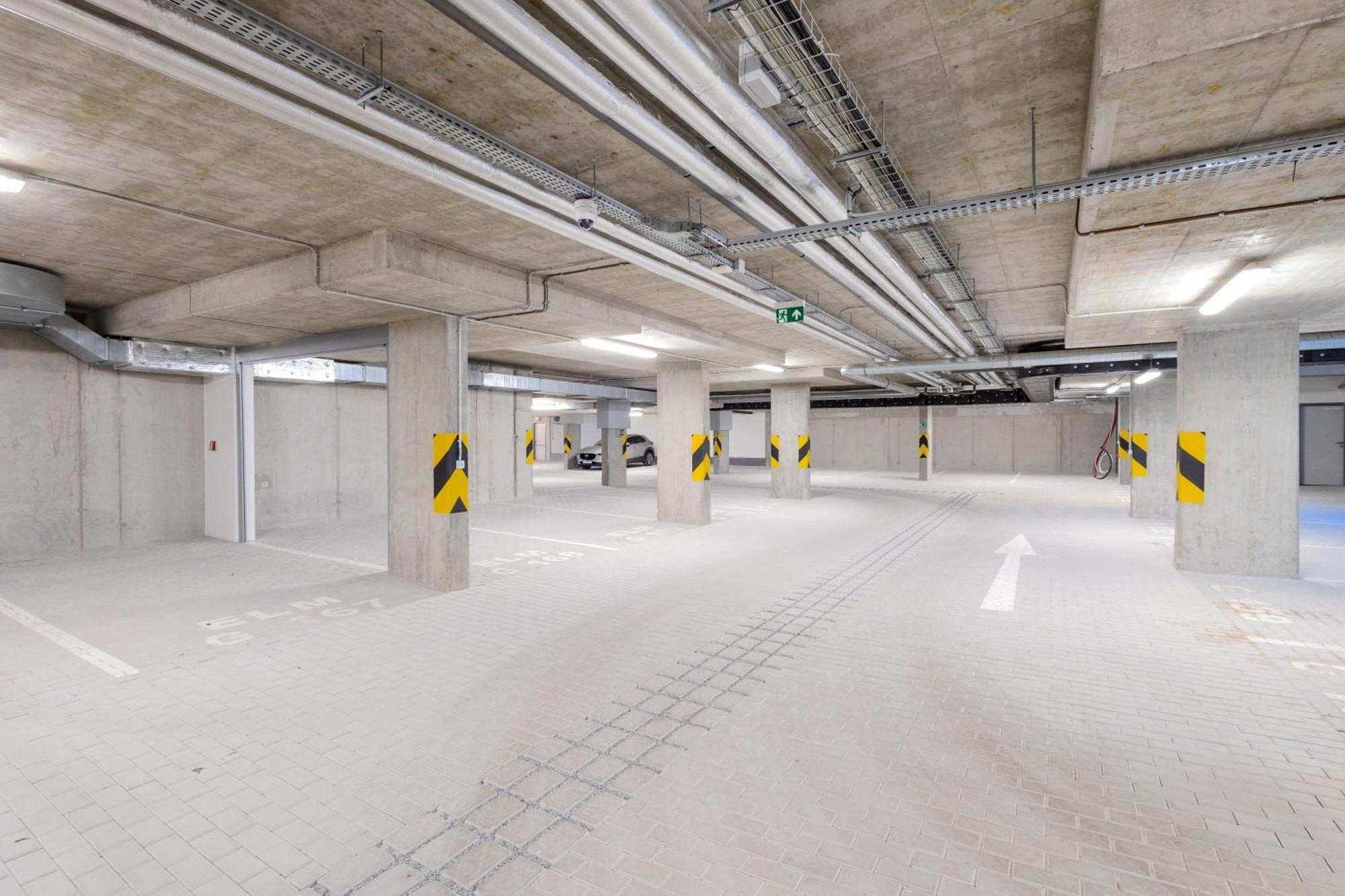 Spacious 3br - 2 Parking Spots, Full Kitchen, By Gravity Praag