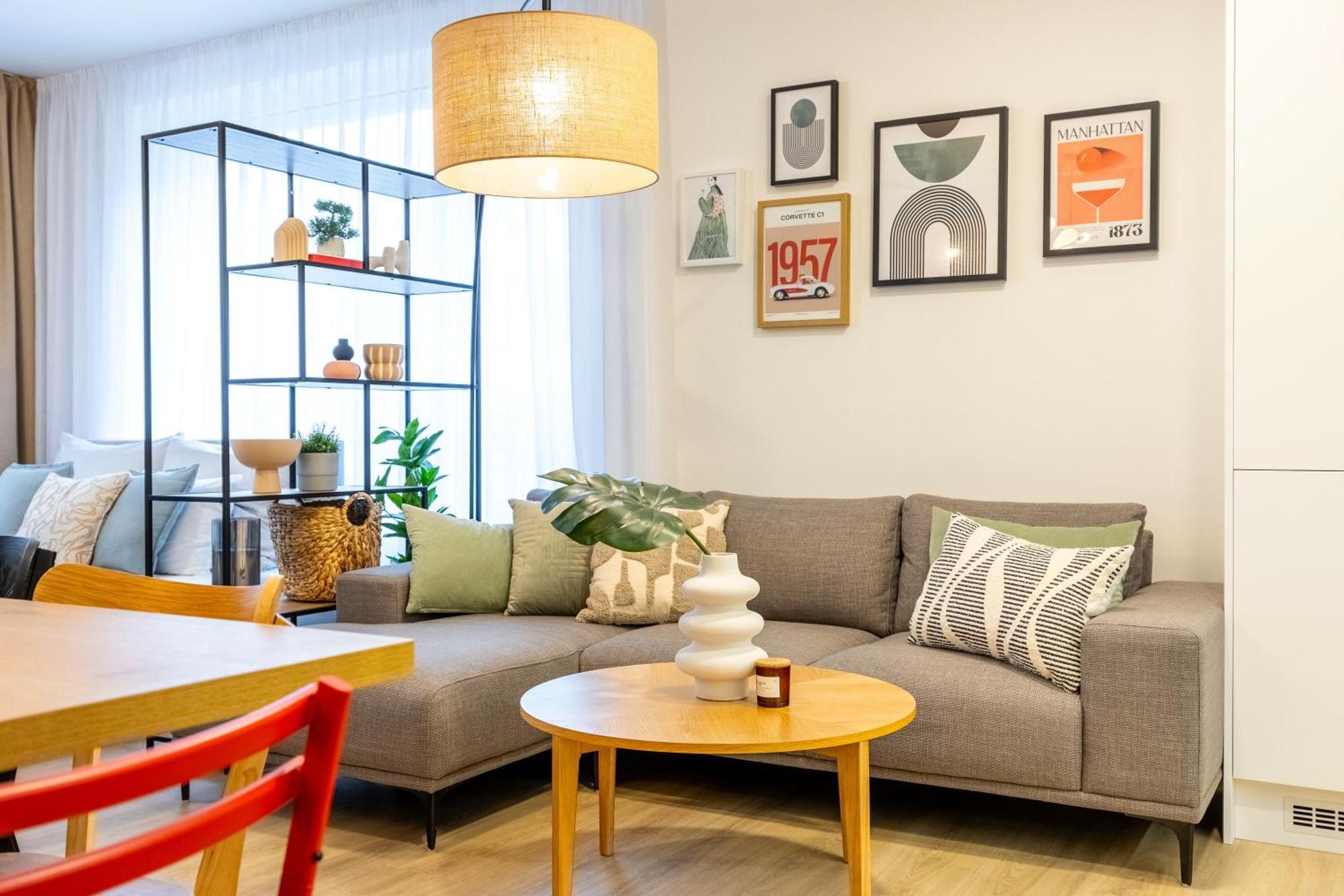 Spacious 3br - 2 Parking Spots, Full Kitchen, By Gravity Praag