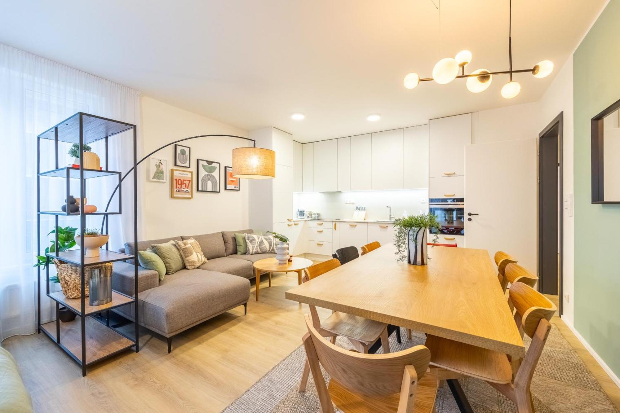 Spacious 3br - 2 Parking Spots, Full Kitchen, By Gravity Praag