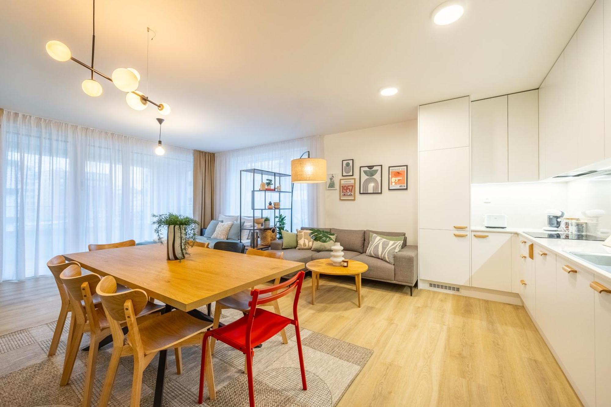 Spacious 3br - 2 Parking Spots, Full Kitchen, By Gravity Praag