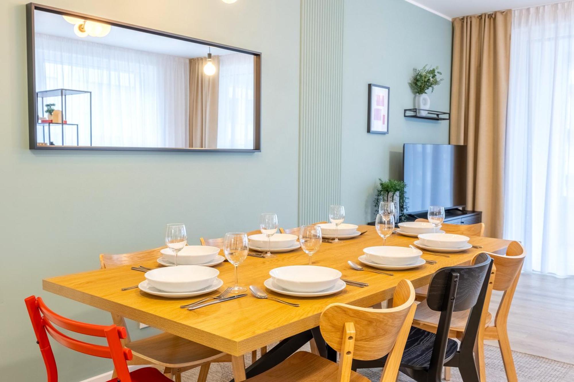 Spacious 3br - 2 Parking Spots, Full Kitchen, By Gravity * Praag