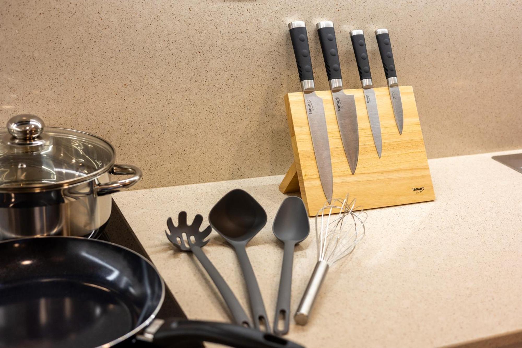 Spacious 3br - 2 Parking Spots, Full Kitchen, By Gravity Apartmán