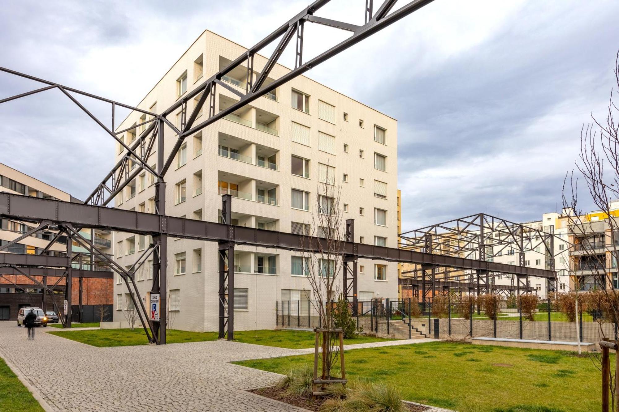 Spacious 3br - 2 Parking Spots, Full Kitchen, By Gravity Apartmán *