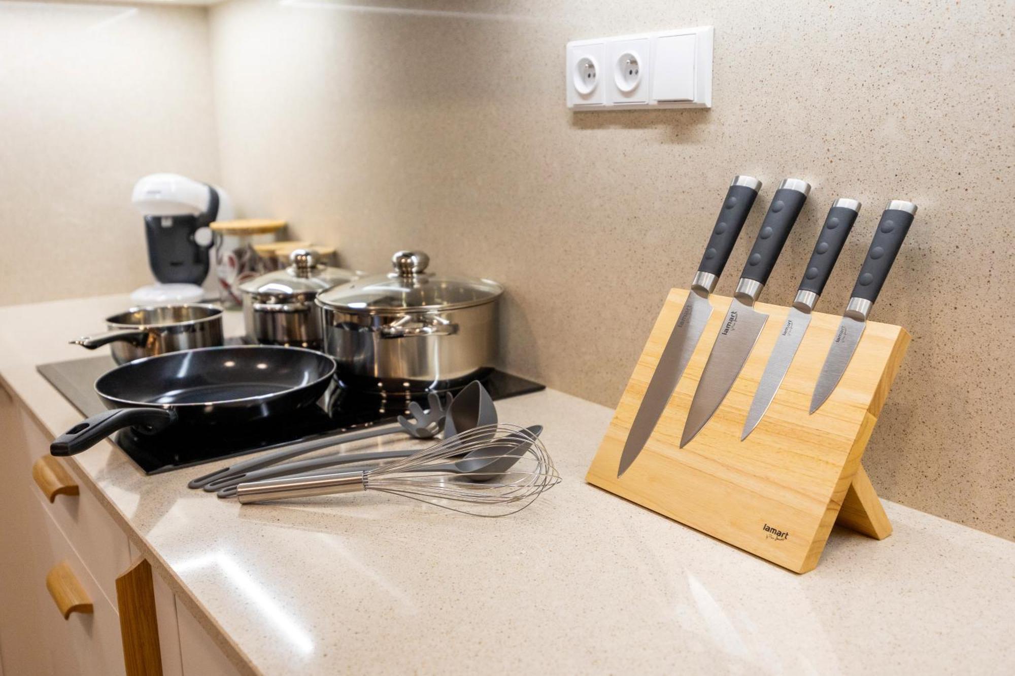 Spacious 3br - 2 Parking Spots, Full Kitchen, By Gravity Praha
