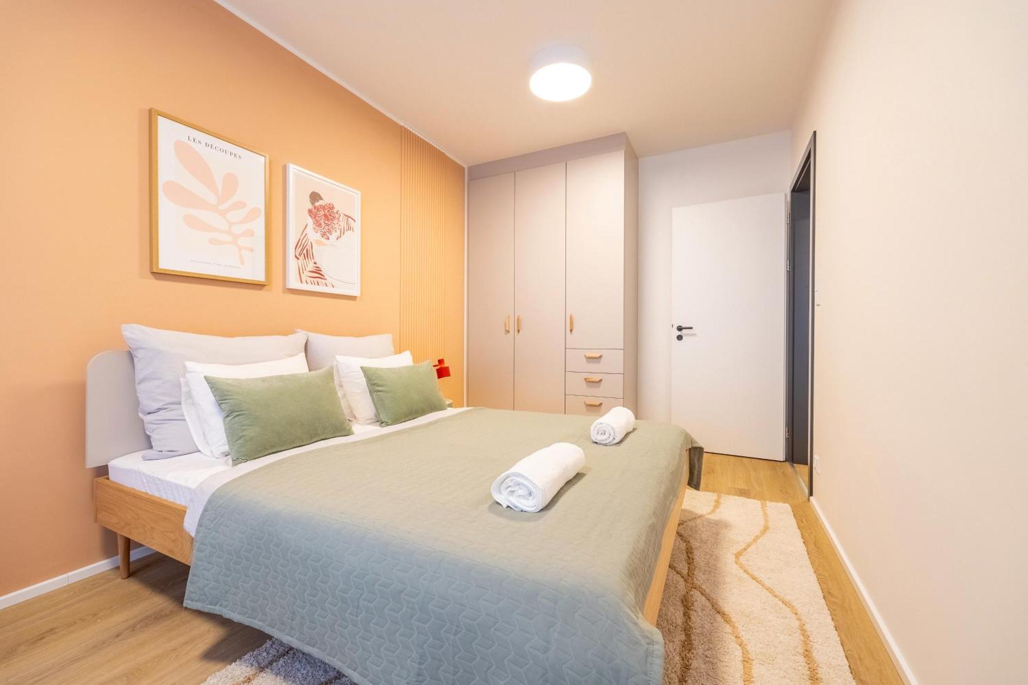 Spacious 3br - 2 Parking Spots, Full Kitchen, By Gravity Apartmán Praha
