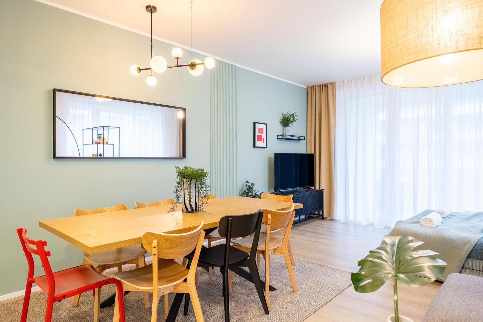 Spacious 3br - 2 Parking Spots, Full Kitchen, By Gravity Praha