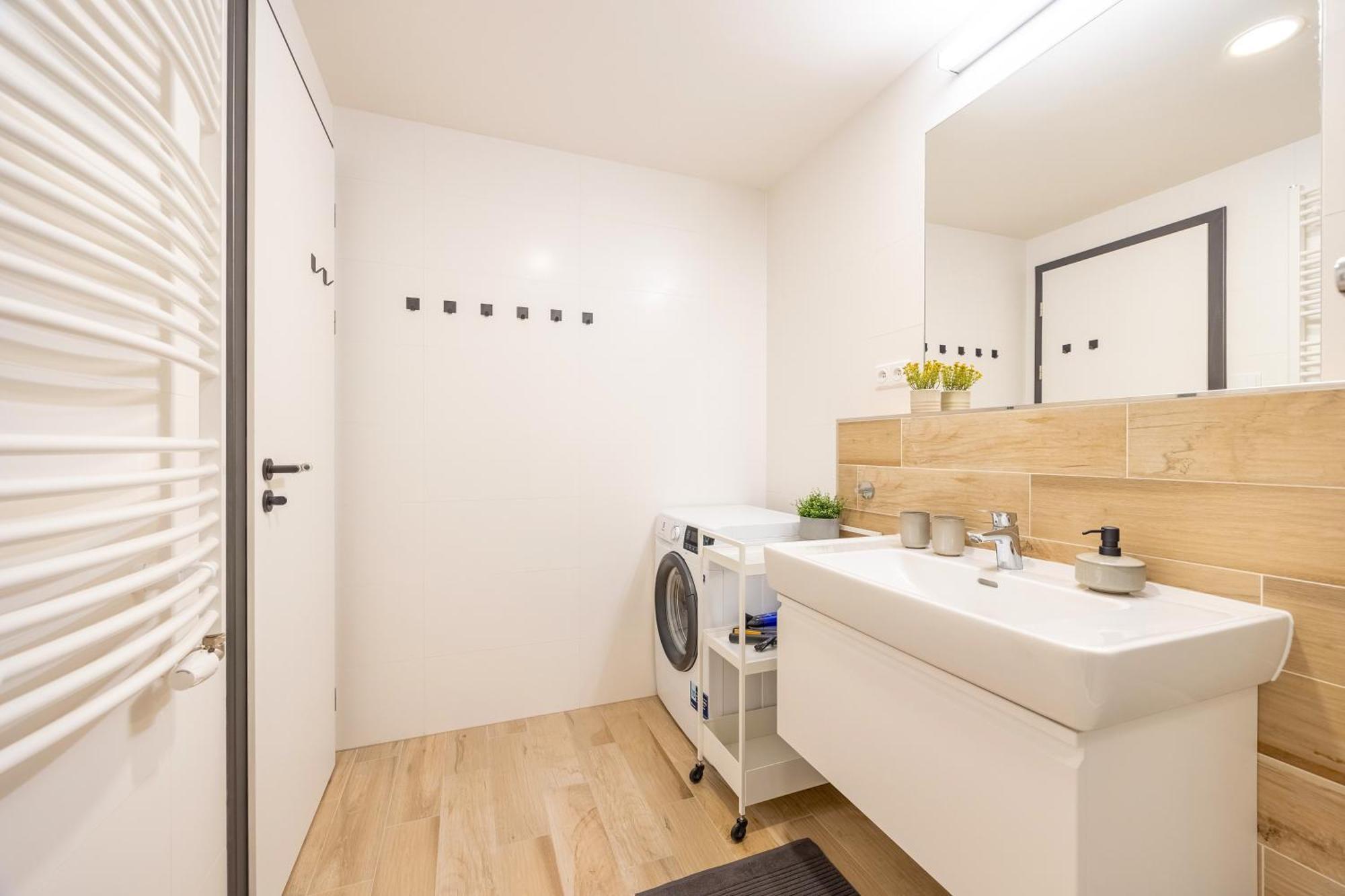 Spacious 3br - 2 Parking Spots, Full Kitchen, By Gravity Apartmán *